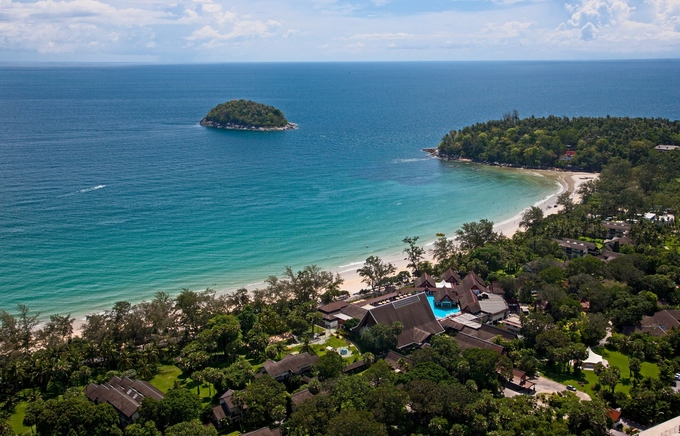 Club Med là hệ thống nghỉ dưỡng toàn cầu mang đến dịch vụ trọn gói (all-inclusion). Với hình thức này, khách có thể hưởng mọi dịch vụ bên trong khu nghỉ mà không phải lo về giá. Dưới đây là 5 resort cùng hệ thống ở các điểm du lịch nổi tiếng nước ngoài gần Việt Nam. Phuket, Thái Lan Resort ở Phuket có 305 phòng với tông màu chủ yếu là kem và trắng. Khu nghỉ nằm ngay bên vịnh Kata, với bờ cát cong mềm mại.