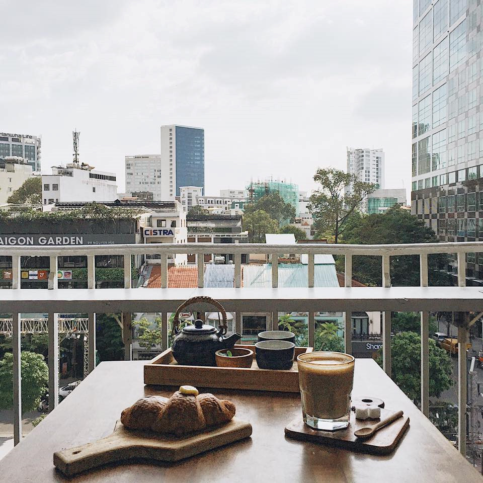 Nằm ngay trung tâm thành phố, trên phố đi bộ Nguyễn Huệ nhưng đến với Thinker&Dreamer Coffee bạn sẽ tìm được cho mình một góc yên tĩnh, không nhộn nhịp, xô bồ để thư giãn và ngắm nhìn thành phố.
