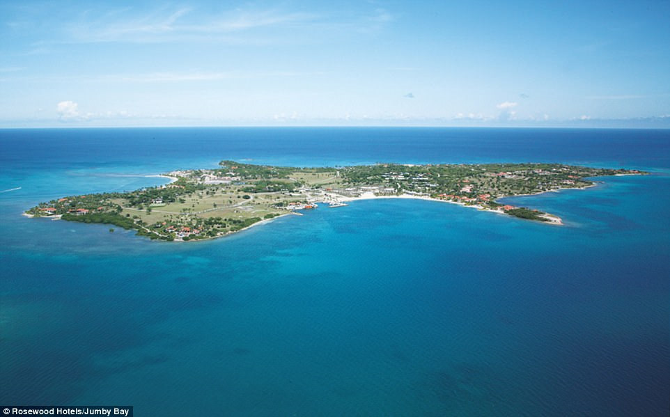 Sau khi hạ cánh xuống Antigua, du khách sẽ được đưa tới Jumby Bay bằng du thuyền.