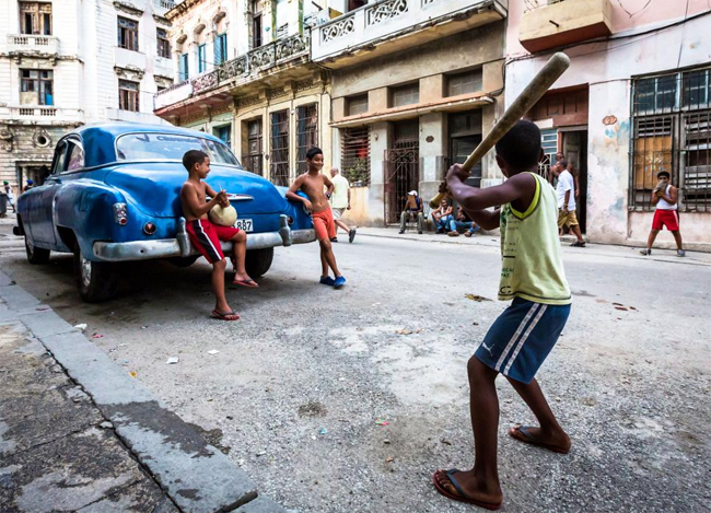 Được du nhập vào Cuba từ những năm 1960, bóng chày có lẽ là trò giải trí phổ biến nhất ở Cuba hiện nay. Bất kể bạn đi đâu, chẳng hạn ở Old Havana (ảnh), bạn có thể bắt gặp trẻ em ở mọi lứa tuổi chơi bóng chày trên đường phố. Theo Liên đoàn Bóng chày Quốc tế, đội tuyển quốc gia Cuba hiện xếp thứ 5 toàn thế giới.