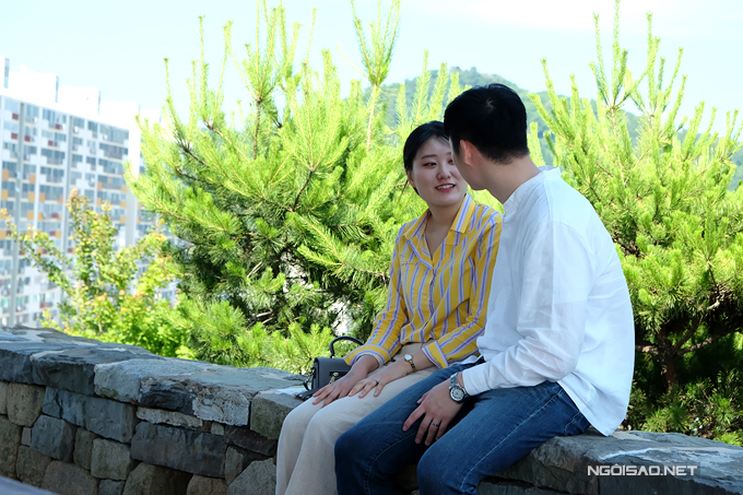 Một cặp tình nhân say sưa trò chuyện trong lúc ngồi nghỉ trên đỉnh đồi Dongpirang.