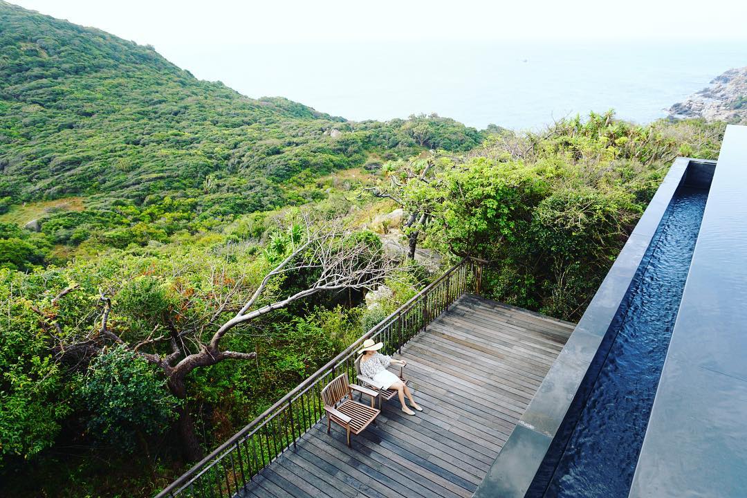 Amanoi Ninh Thuận có địa thế tuyệt đẹp nằm trên đỉnh vách núi, nhìn ra vịnh Vĩnh Hy thơ mộng. Instagram photo by Lucy.