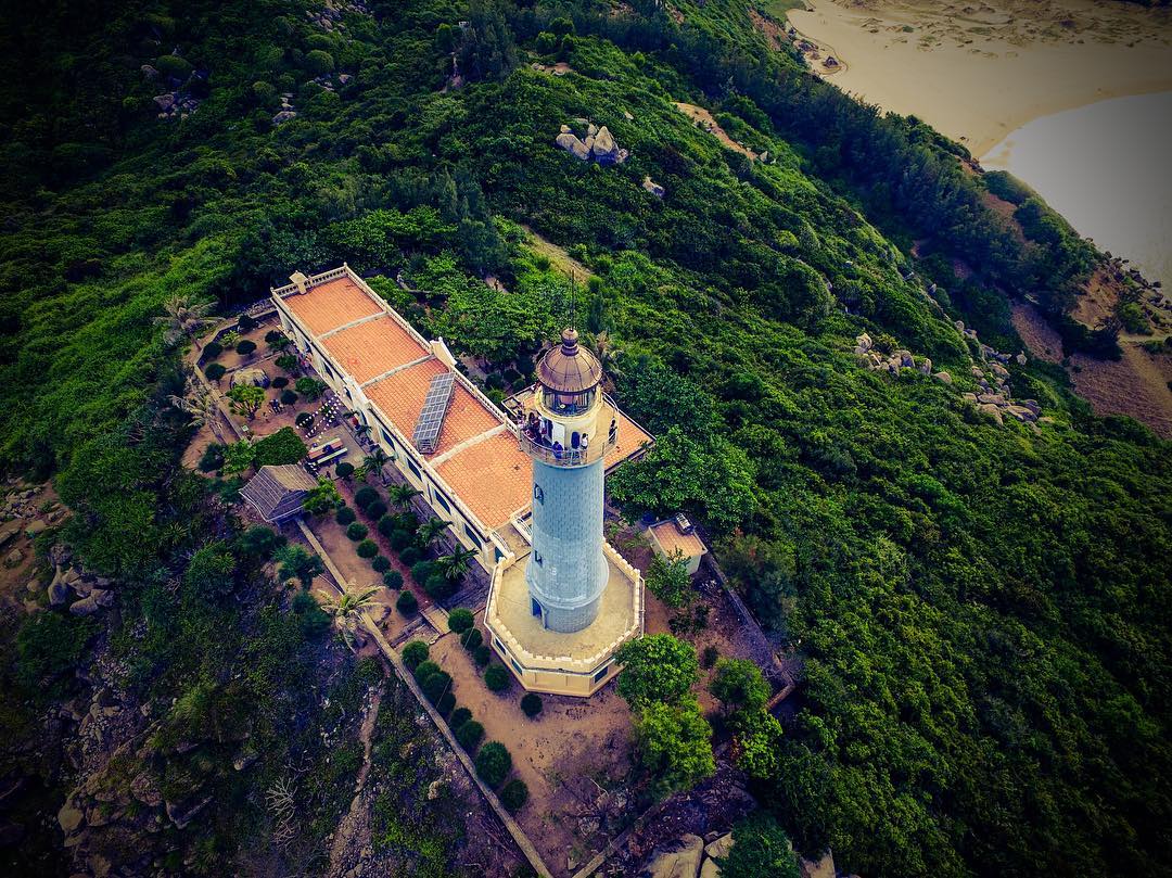 Ngọn hải đăng được người Pháp xây dựng từ năm 1890. Để lên tới đỉnh, bạn sẽ đi qua 110 bậc thang gỗ quanh co vô cùng thú vị. Tienbc on Instagram