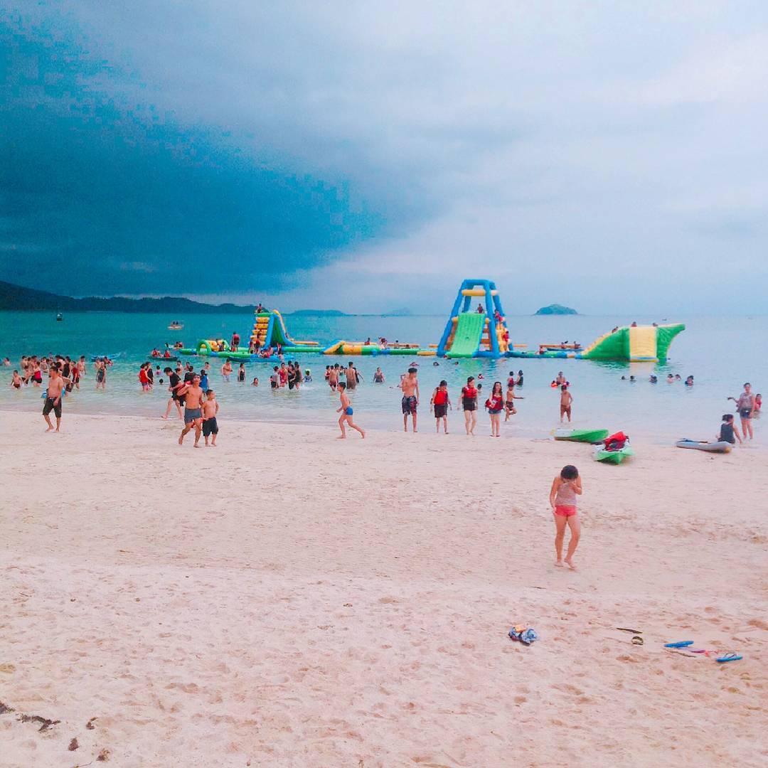 (Cô Tô Park có nhiều trò chơi vận động thú vị ngay trên mặt biển - nguyenthihueanh_) 
