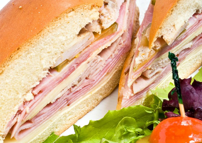 Hương vị của bánh sandwich Cuba cũng khiến người ta mê mẩn. Món ăn được tạo nên từ jambon, thịt heo nướng, pho mát Thụy Sĩ, dưa chua, mù tạt và đôi khi cả salami - tất cả được xếp chồng lên nhau giữa hai lớp bánh mì Cuba.