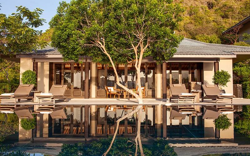 Trong số 36 villa, khu nghỉ dưỡng Amanoi có 5 villa Aman đặc biệt có từ 4-5 buồng ngủ, phòng sinh hoạt chung, phòng ăn và bể bơi riêng dành cho các nhóm khách gia đình.