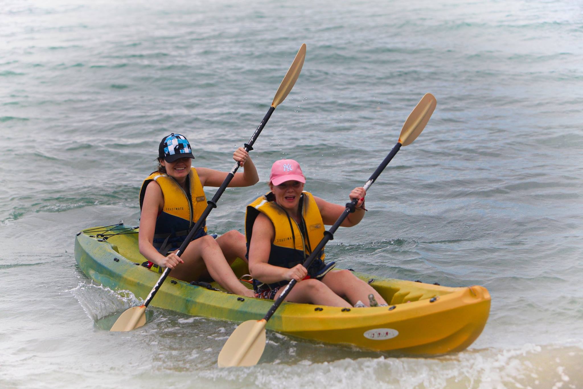 Các hoạt động vui chơi trên biển thú vị: chèo thuyền kayak