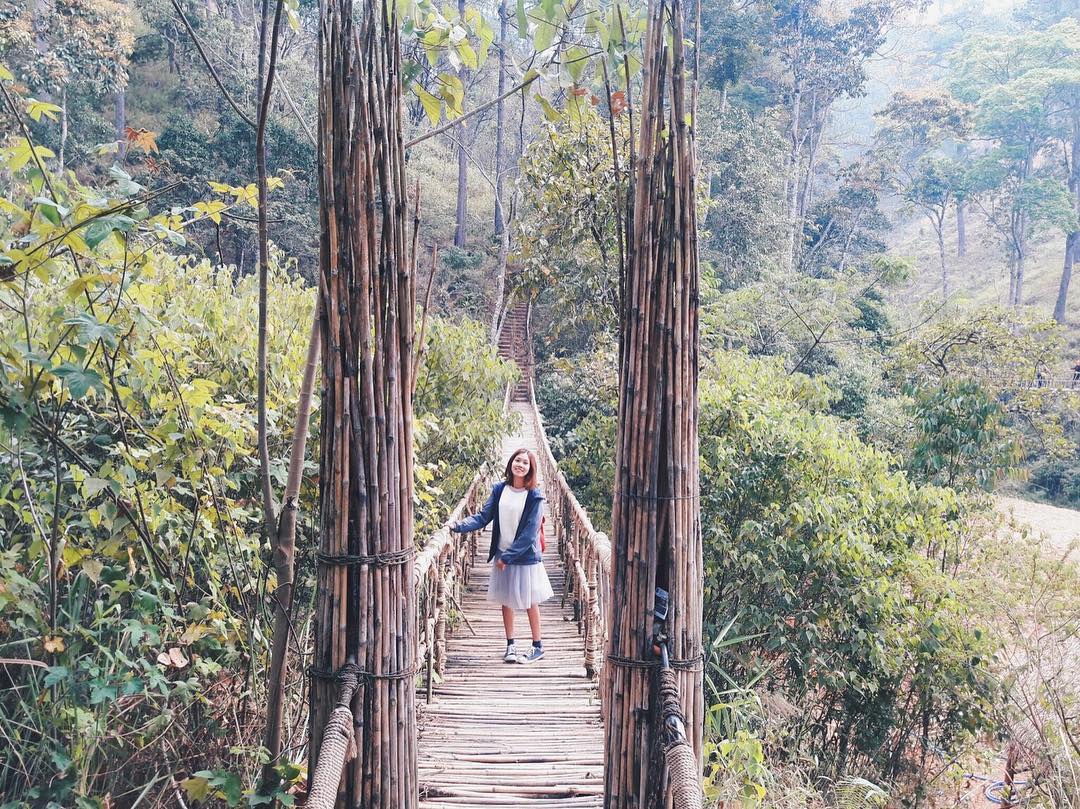 Cầu treo dài bắt qua ngọn đồi bên kia con suối, những bạn sợ độ cao không nên đi cầu này nhé. Ảnh: Huỳnh Nhật Linh Vy on Instagram