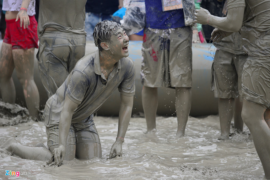 Theo ban tổ chức lễ hội, các khoáng chất trong bùn rất tốt đối với da. Vì thế, nhiều du khách vui chơi trong bùn giống như phương pháp chăm sóc da toàn thân.