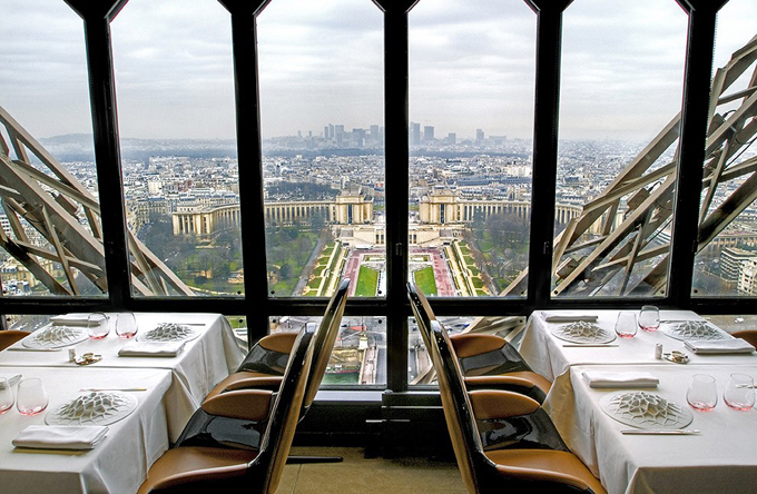 Le Jules Verne là nhà hàng ấm cúng và sang trọng nhất trong 3 nhà hàng nổi tiếng nằm trên tòa tháp Eiffel. Nơi đây được mệnh là thiên đường cho những người sành ăn và là vị trí đắc địa để ngắm thủ đô Paris, mang lại cho du khách trải nghiệm khó quên và điểm nhìn lý tưởng ra những địa danh nổi tiếng của Paris như cầu Pont Neuf, điện thờ Pantheon…