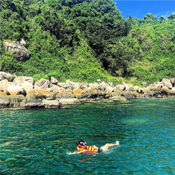 Nhất định phải đi đúng mùa thì mới có thể đi tàu ra đảo và hoạt động lặn ngắm san hô sẽ đẹp nhất. (Ảnh: Instagram @linhthu0509)