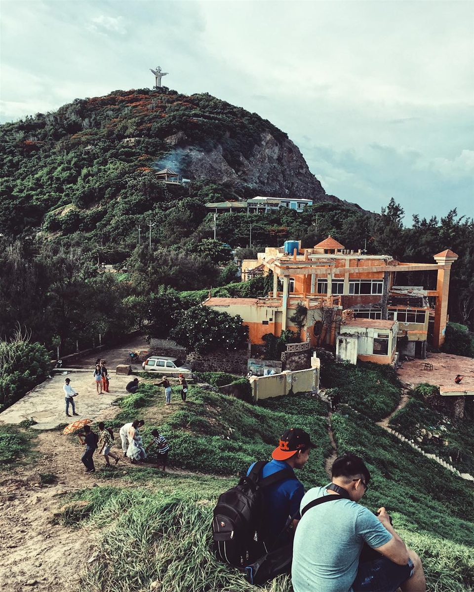 Khu du lịch Mũi Nghinh Phong nổi trội hơn bởi phong cảnh, sơn thủy hữu tình và không gian yên tĩnh. Ảnh: Bin Lee on Instagram 