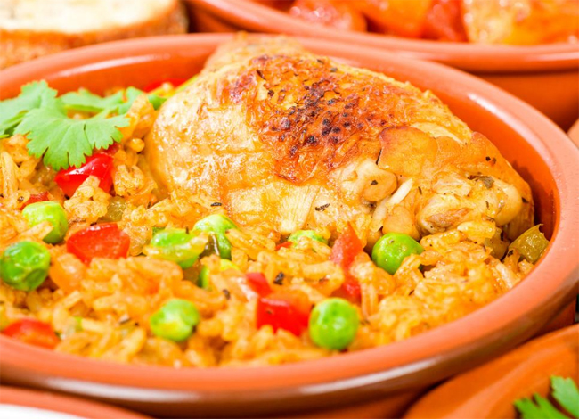 Arroz con pollo (cơm gà) là một món ăn truyền thống của Cuba. Thành phần gồm gạo, bia, nước hầm thịt, sofrito (một hỗn hợp rau và các loại thảo mộc tươi), thịt gà và nghệ tây.