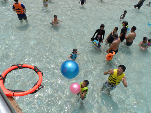 Nhiều hoạt động vui chơi giải trí phù hợp với từng lứa tuổi: Từ những trò đơn giản như nhảy dây cho trẻm em, hồ lười, đến các hoạt động thử thách sức dẻo dai, leo vách núi dành cho thanh niên, trượt máng nước. Trong đó, đánh bóng vào rổ dưới nước là một trong 4 trò chơi thể thao tại hồ Bluewater Bay với nhiều trải nghiệm bổ ích cho trẻ. 