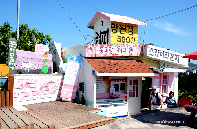 Bối cảnh khác cũng xuất hiện trong phim 'Nice Guy' là tiệm cafe nhỏ xinh nằm gần trên đỉnh ngọn đồi ngôi làng. Đây là ngôi nhà của nhân vật Eun Gi trong tập cuối cùng. 