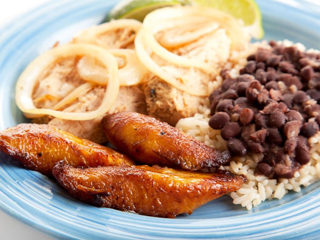 Bạn đang tìm một món ăn Cuba truyền thống? Hãy thử ngay món chuối chiên ngọt ngào ăn kèm đậu đen và cơm trắng. Đây là món ăn dễ hợp khẩu vị đối với hầu hết người dân Cuba và khách du lịch.