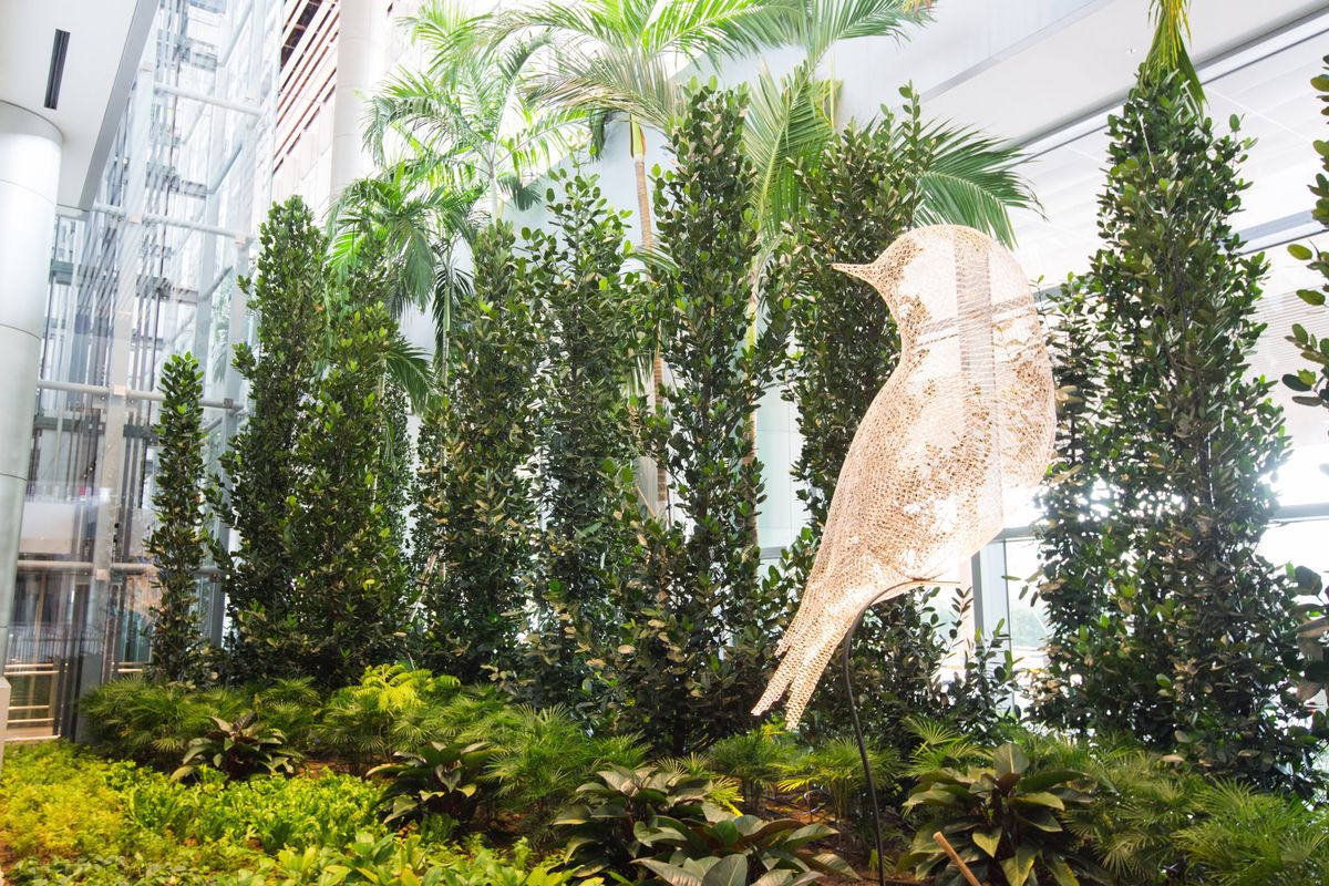 Một tác phẩm nghệ thuật mang tên "Les Oiseaux" (Chú chim) bằng thép không gỉ đặt trong khu vực phòng chờ đến