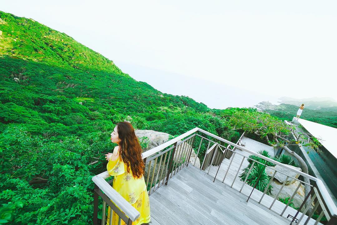 Với phong cách hiện đại pha lẫn hoang dã, không chỉ đi ra ngoài mà ngay khi nằm trên giường du khách cũng có thể cảm nhận được sự thoải mãi của tiện nghi, của núi non và sự bao la của biển trời Việt Nam. Ảnh: Linh Nguyễn on Instagram