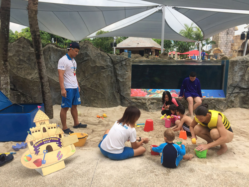 Ngoài ra, trẻ còn được giáo viên hướng dẫn tận tình cách xây những lâu đài cát. Các hoạt động này mang đến cho trẻ những ngày hè khó quên. 