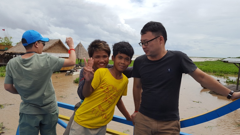 Trẻ em ở Biển Hồ chụp ảnh cùng khách du lịch để kiếm tiền 