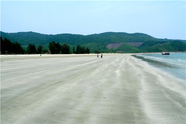 Bãi biển trải dài thoai thoải với bờ cát trắng mịn 