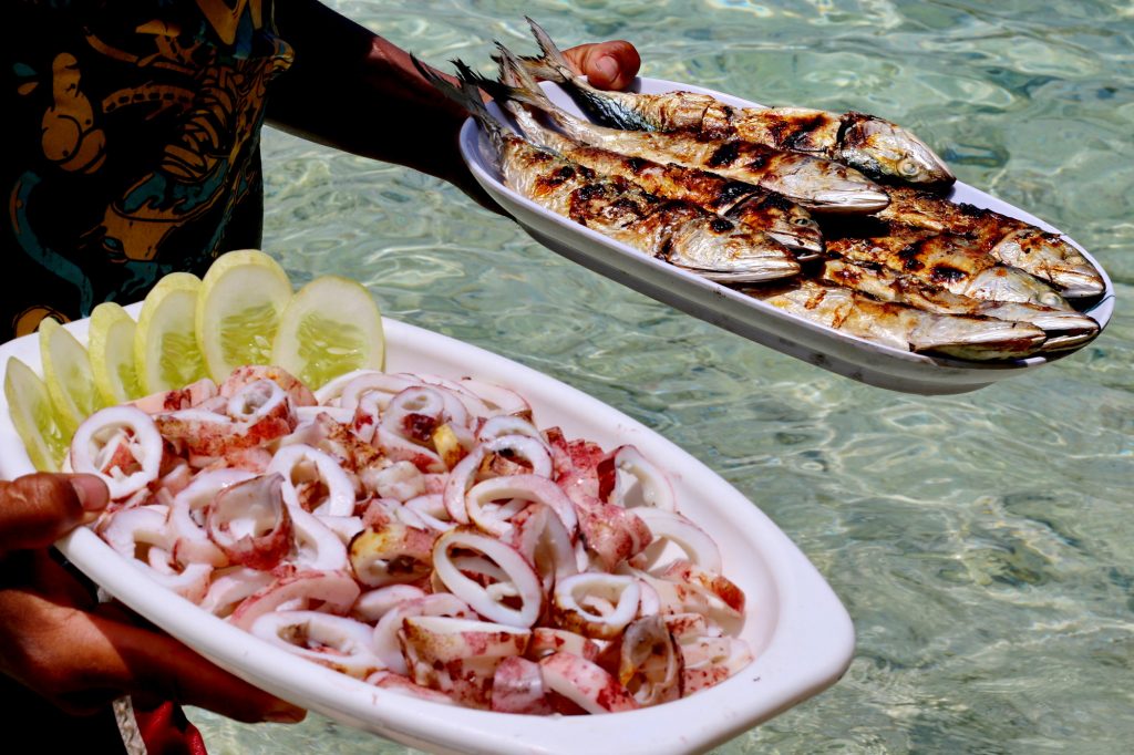 Những món hải sản tươi ngon phục vụ du khách ngay trên bãi biển. 
