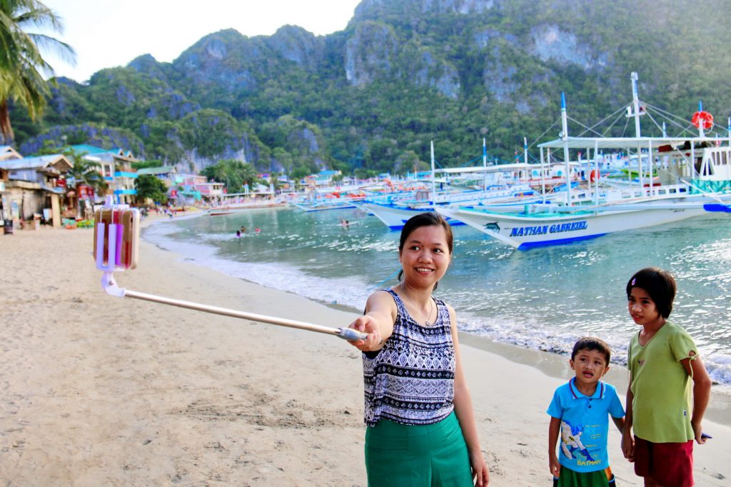 Du khách Việt selfie với những em bé Philippines rất dễ mến, các em thường ra bãi biển nô đùa cùng du khách. 