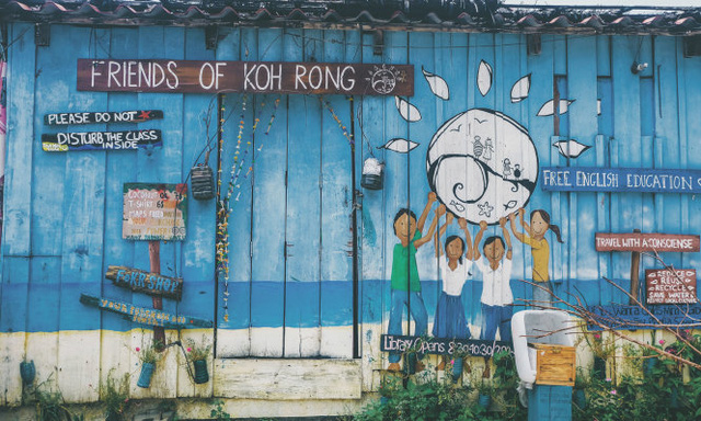 Một ngôi nhà dạy tiếng anh miễn phí cho các em nhỏ trên đảo Koh Rong do các tình nguyện viên du lịch đứng lớp