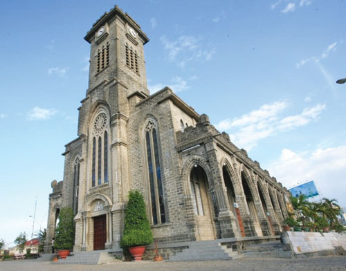 Nhà thờ Chánh Tòa Nha Trang còn có tên gọi là nhà thờ Núi, nhà thờ Đá. Ảnh: giaophannhatrang.org