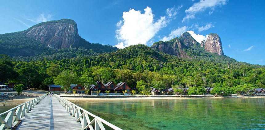 Đảo Tioman, Malaysia: Đảo Tioman nằm ở bờ đông của Malaysia, với những bãi biển cát trắng mịn vây quay rừng núi xanh nguyên sơ. Đây cũng là một nơi lặn biển nổi tiếng, với các rạn san hô rực rỡ, hệ động vật biển phong phú và xác tàu đắm bí ẩn. Ảnh: Lonely Planet.