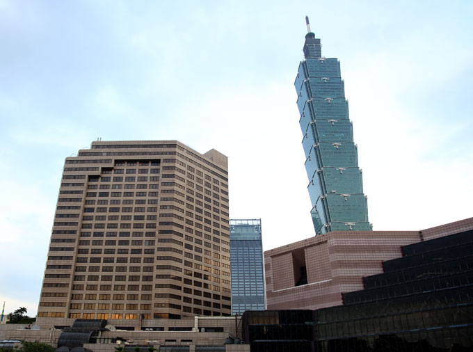 Taipei 101 từng là tòa tháp cao nhất thế giới, trước khi Burj Khalifa (Dubai) khánh thành. Tòa nhà có 101 tầng, là trung tâm tài chính của Đài Loan. Đứng trên đài quan sát, bạn có thể ngắm cảnh toàn thành phố. Tầng trệt của tòa tháp chính là nơi có nhà hàng dimsum nổi tiếng Din Tai Fung.