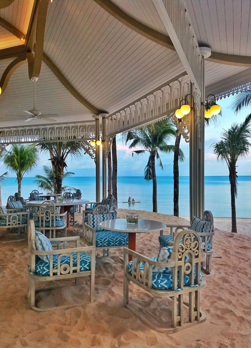 Phú Quốc ở tây nam Việt Nam nổi tiếng là một trong những điểm đến hot nhất châu Á. Tại JW Marriott Emerald Bay Resort, căn phòng đắt nhất là Lamarck House có giá 10.000 USD một đêm. Căn này có 4 phòng ngủ hướng biển, hồ bơi vô cực dài 50 m, phòng mát-xa ngoài trời. Một đầu bếp riêng sẽ phục vụ bữa tối hoặc bạn có thể chọn ăn tại một trong năm nhà hàng của resort.