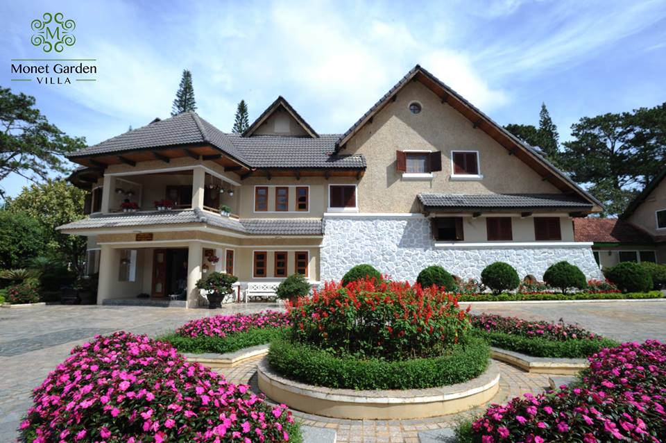 Monet Garden Villa Đà Lạt (tên cũ Khu nghỉ dưỡng Hoàng Anh Đất Xanh) nằm tại số 03 Nguyễn Du, cách hồ Xuân Hương 1,5km và cách Ga Đà Lạt 400m.