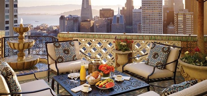 Căn Penthouse Suite nằm trên tầng tám của khách sạn Fairmont San Francisco, Mỹ có diện tích hơn 557 m2. Tại đây có ba phòng ngủ, một phòng khách, phòng ăn, thư viện hai tầng, phòng chơi bida và sân có mái hiên nhìn ra toàn cảnh thành phố. Khu bếp có đủ đồ và quản gia riêng. Giá phòng từ 18.000 USD một đêm. 