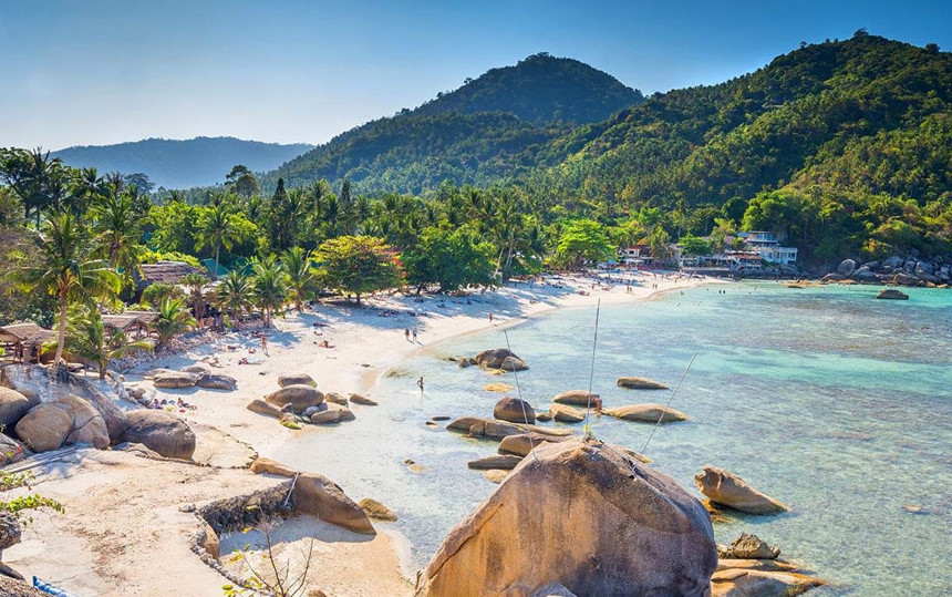 Ko Samui, Thái Lan: Hòn đảo lớn thứ hai Thái Lan này có những bãi biển rợp bóng cây, những khu rừng và núi non hùng vĩ, khu dân cư nhộn nhịp cùng các resort tuyệt đẹp. Tới đây, du khách có thể tìm thấy nhiều hoạt động hợp với túi tiền của mình. Ảnh: Travel Tom Tom.