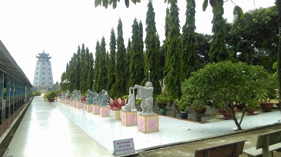 Vào cuối năm 2010, chùa Vạn Phật Quang Đại Tòng Lâm đã nhận kỷ lục Phật giáo thứ 6 về bộ tượng bằng đá hoa cương lớn nhất Việt Nam. Ảnh: Phan Thanh Đức