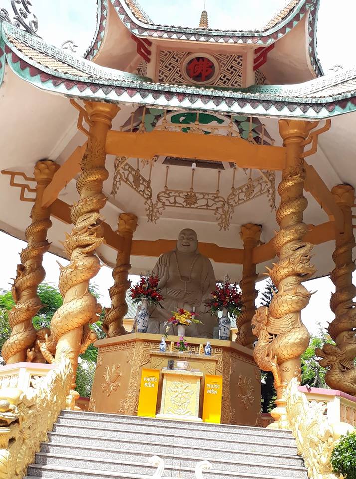 Phía bên trái tháp Đa Bảo có pho tượng đức Phật nhập niết bàn nằm trên tòa sen. Tượng có mái che, trước có cổng vào. Ảnh: Huong Dinh