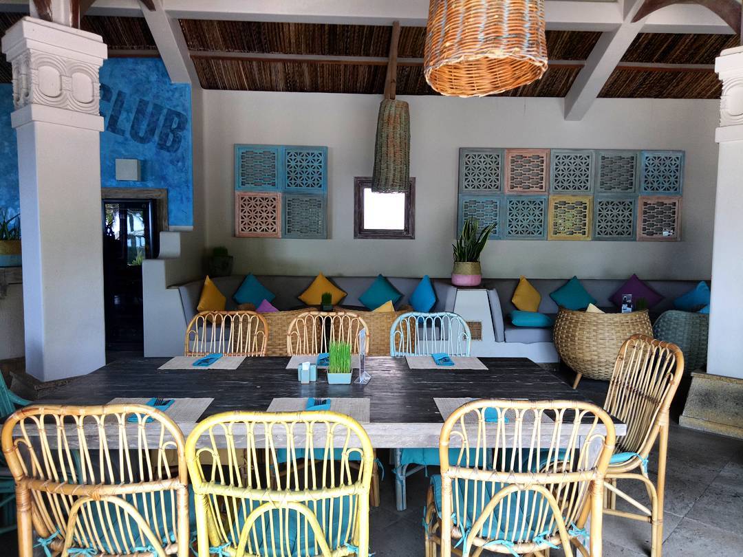Nhà hàng tại Mia Resort với hai màu chủ đạo là xanh và trắng, trông rất tươi sáng, mát mẻ, tạo cảm giác dễ chịu cho du khách. Ảnh: Ali trên Instagram