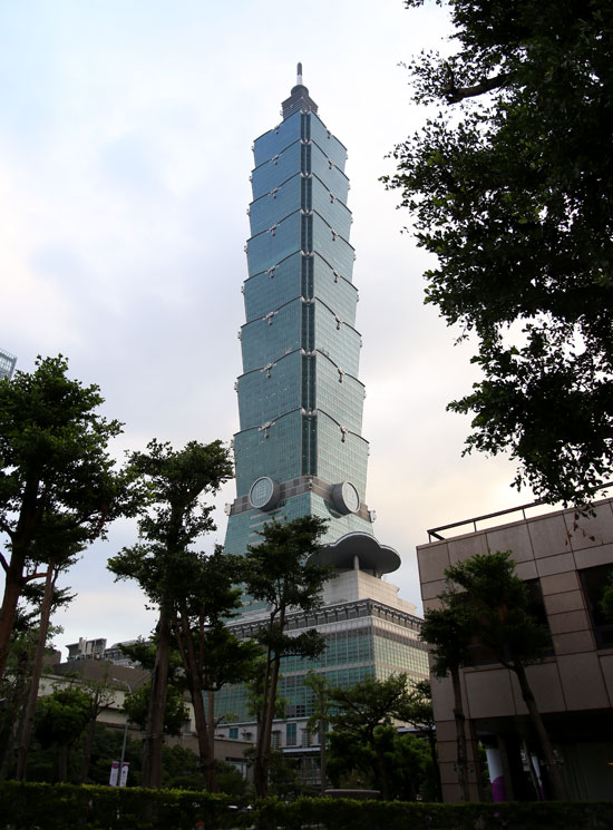 Là hình ảnh biểu tượng của Đài Loan nên các du khách đến Đài Bắc hầu như ai cũng ghé qua và lưu lại hình ảnh với tòa nhà này.