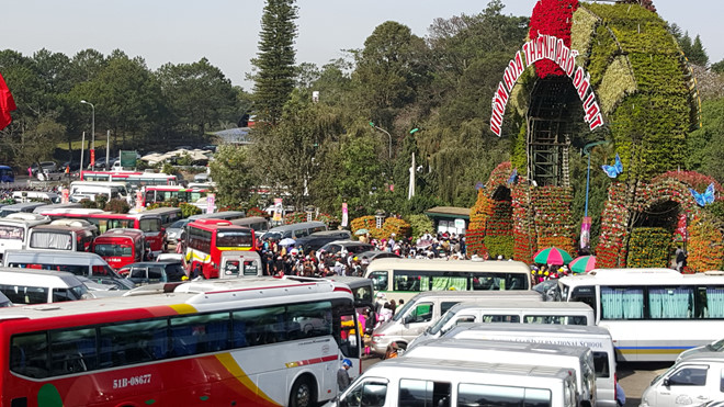 Festival cũng khiến Đà Lạt thường xuyên kẹt xe, quá tải về dịch vụ ăn uống, nơi nghỉ ngơi, khiến nhiều du khách than phiền. Ảnh: Lâm Đồng.