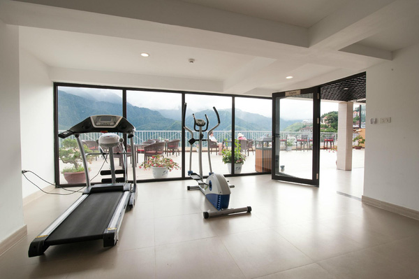 Phòng tập gym với view nhìn ra vùng núi tuyệt đẹp.