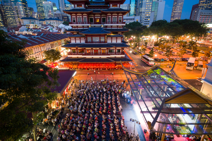 Lễ cúng thực hiện ở Chinatown, Singapore.
