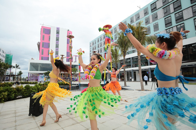 Biểu diễn múa Hawaii – một trong nhiều hoạt động nghệ thuật tại khu phố đi bộ Cocobay