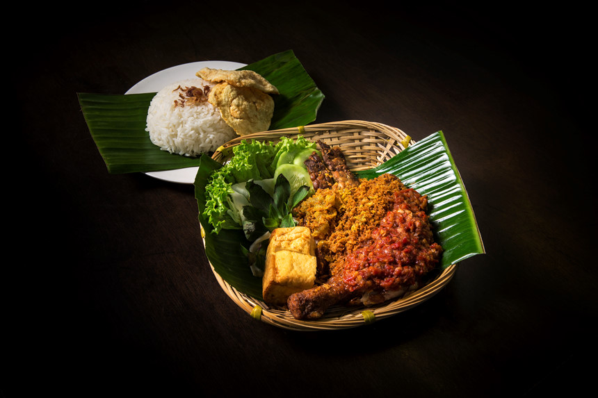 Đến với lễ hội ẩm thực RWS Street Eats, thực khách sẽ có dịp thưởng thức các món ăn ngon, các món ăn truyền thống và mang đậm chất ẩm thực đường phố, như món cà ri gà sempalit, một công thức đã được 60 năm tuổi từ nhà hàng Damodaran Nair ở Pahang, Malaysia.