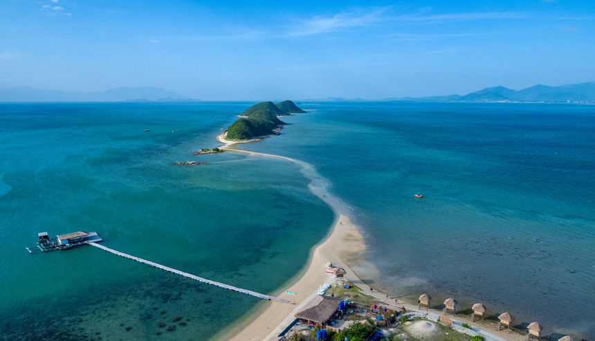 Đảo Điệp Sơn nằm trong vịnh Vân Phong (Khánh Hòa) gồm 3 đảo nhỏ: Hòn Bịp, Hòn Giữa và Hòn Đuốc. Đặc biệt nhất là con đường mòn trên biển độc đáo hiếm có dài khoảng 700 m thu hút sự tò mò của du khách.
