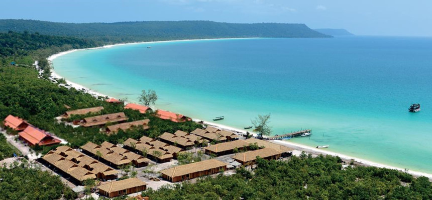 Koh Rong, Campuchia: Với những bãi biển cát trắng và những hòn đảo nhiệt đới hoang sơ ngay sát cạnh, Koh Rong là một trong các điểm đến hấp dẫn nhất Campuchia. Hòn đảo lớn thứ hai Campuchia này khá nhộn nhịp, với đầy đủ tiện ích phục vụ du khách. Đặc biệt, đảo có cuộc sống về đêm sôi động, phù hợp với các du khách trẻ. Ảnh: Booking.