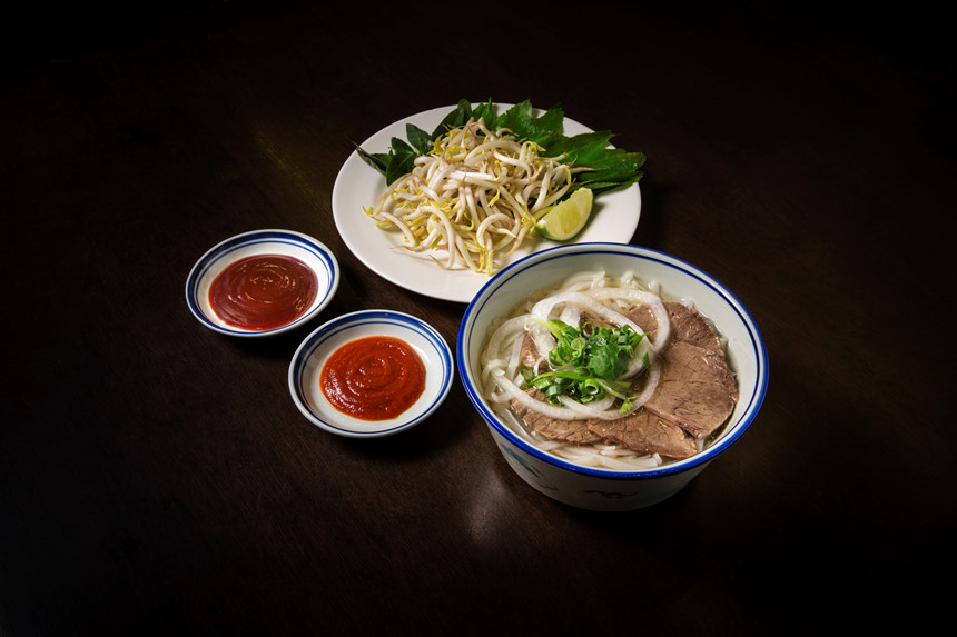 Món phở bò nổi tiếng và bổ dưỡng của Việt Nam, do chính đầu bếp Cẩm Thiên Long, một Iron Chef của Việt Nam nấu, cũng là một trong những món ăn đáng thưởng thức nhất tại liên hoan ẩm thực.