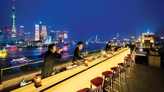 Một gói nghỉ cuối tuần tại Peninsula, Thượng Hải, Trung Quốc cho phép du khách có những trải nghiệm thành phố theo cách riêng. Ban đầu chiếc Rolls-Royce Phantom sẽ đón khách từ sân bay để check-in căn phòng Peninsula Suite rộng gần 400 m2. Ngoài được ngắm thành phố từ du thuyền, gói nghỉ còn cung cấp các buổi trị liệu spa và ăn tối cho hai người tại nhà hàng sao Michelin của khách sạn. Gói này trị giá 32.650 USD. 
