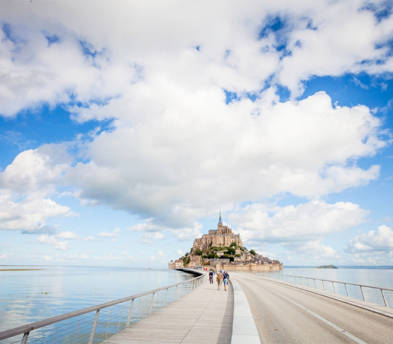 Con đường nhỏ nối đất liền với đảo nhô lên khi triều xuống và du khách có thể đi bộ sang đảo. Ảnh: Normandy Tourism.