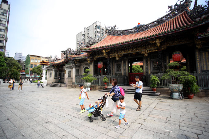 Đây cũng là một nơi thu hút nhiều du khách ở Đài Bắc. Ngôi chùa giúp du khách hiểu rõ hơn đời sống tín ngưỡng của người Đài Loan và là địa điểm yên bình, tĩnh lặng giữa Đài Bắc nhộn nhịp. Du khách có thể tìm linh cảm tôn giáo hay đơn giản là kiếm một hình mẫu trang trí kiến trúc điển hình cho những nơi thờ cúng ở Đài Loan. 